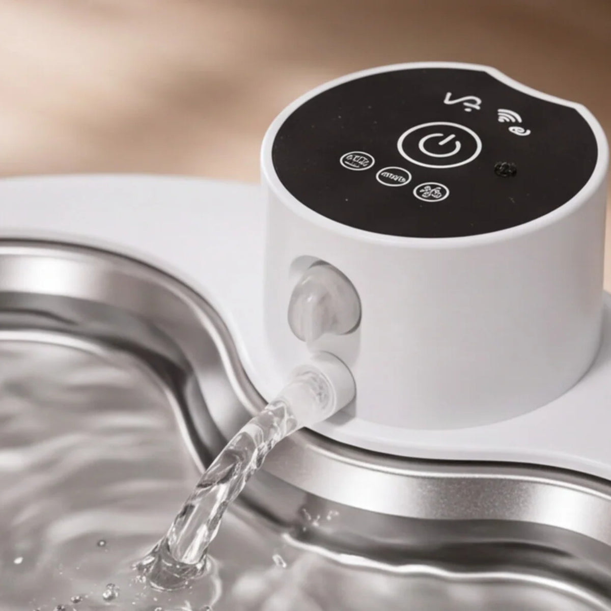Gros plan sur le pavé tactile et le bassin inox de la fontaine Galet blanche