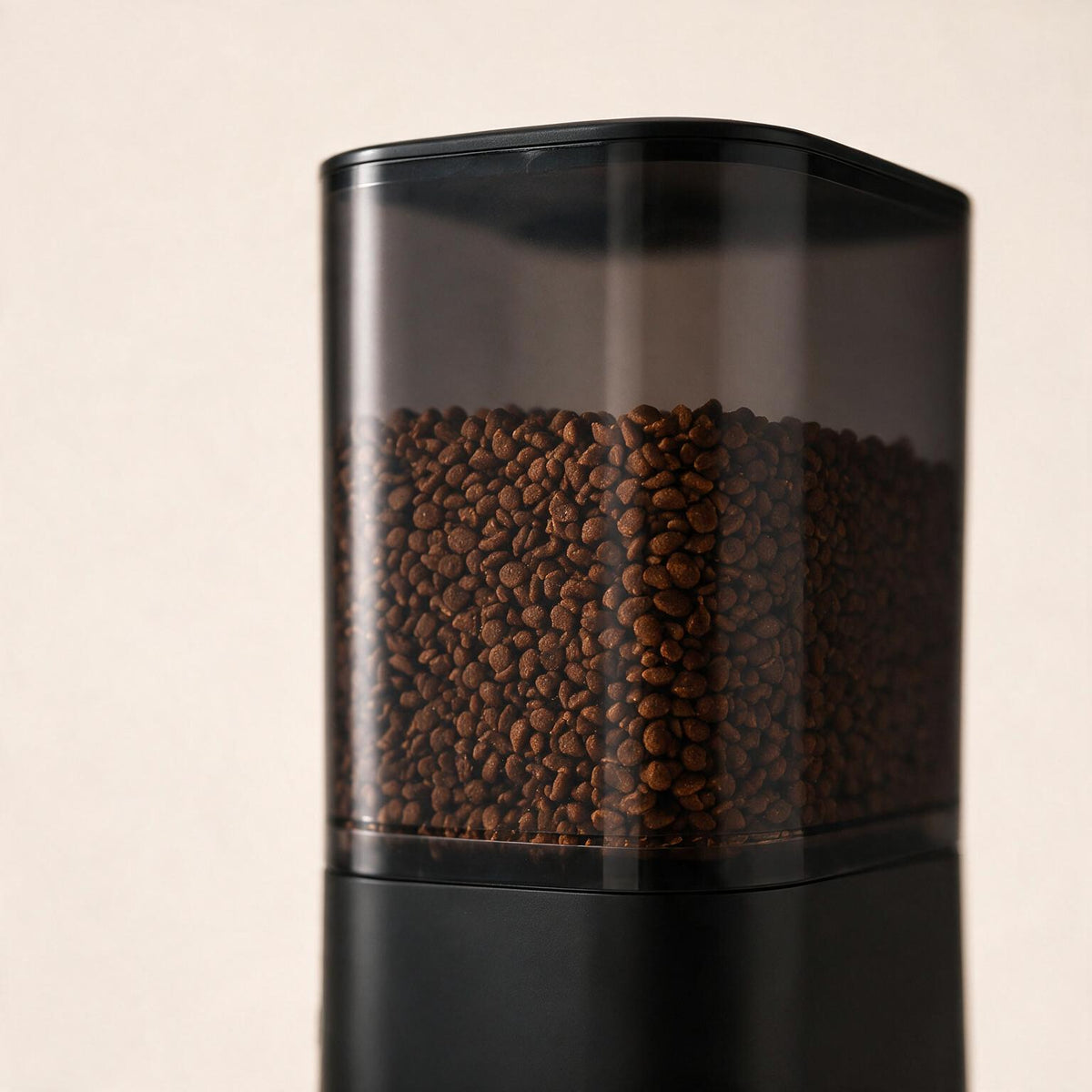 Réservoir de 6 litres du distributeur Bistro noir rempli de croquettes