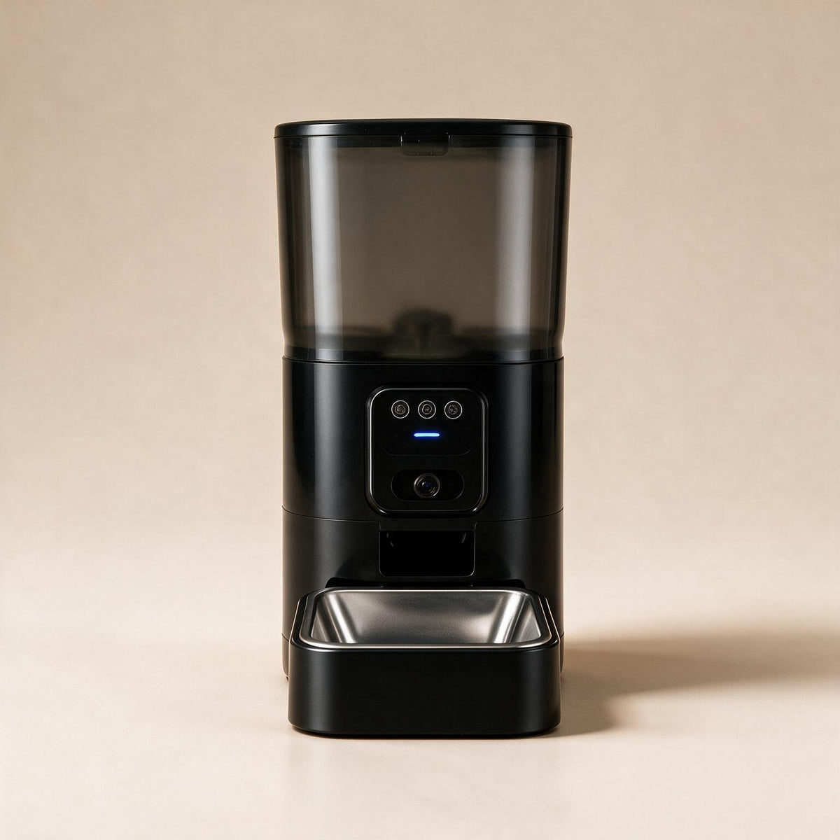 Vision noir, distributeur automatique de croquettes avec caméra, sur fond beige